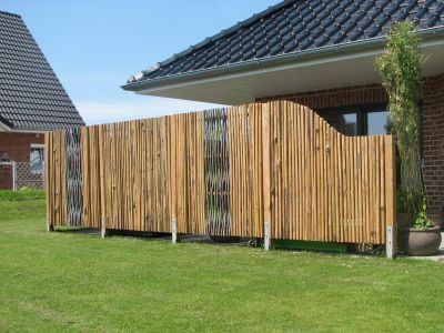 Sichtschutzzaun Walden, Latschenkiefernholz mit angeschliffenem Rindenbesatz, unbehandelt