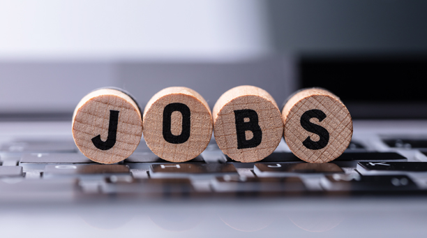 Würfel mit Fragezeichen und leichtender Lampe